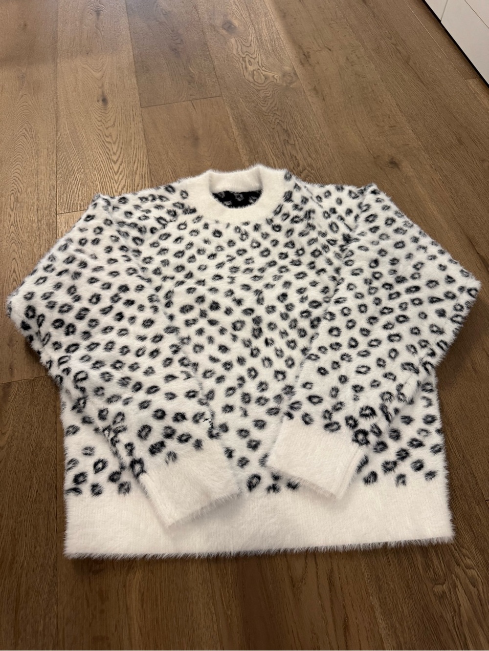 Faux Fur Leopard Print Crewneck Sweater - White/Black